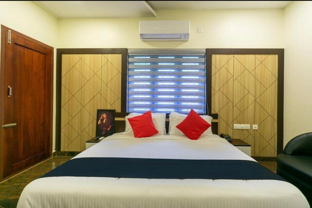 Thenmala Hormuz Inn Kolattupuzha Bagian luar foto